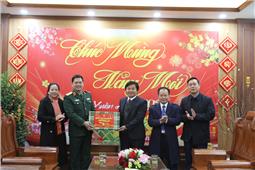 Trung tướng Nguyễn Hồng Thái thăm, tặng quà và chúc tết đồng bào biên giới Lạng Sơn